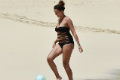 Pakai bikini, istri gelandang Everton juggling bola di pantai