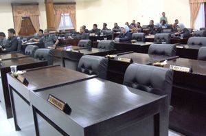 20 wakil rakyat bolos, Rapat Paripurna Lahat ditunda