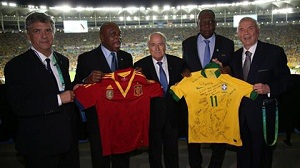 Kostum timnas Brasil dan Spanyol untuk Mandela