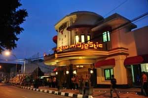 Gedung bersejarah di Bandung berubah jadi Kafe Dangdut