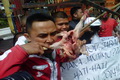 Protes, pedagang gigit ayam mentah di Gedung Sate