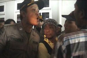 Penertiban pedagang asongan di Stasiun Jombang ricuh