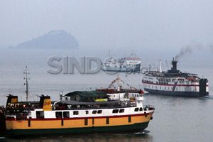 Kapal Ferry Dharma Kartika kandas di Teluk Bone