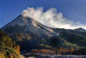 Terjadi erupsi di Gunung Merapi