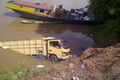 Sopir kantuk, truk elektronik nyemplung ke Sungai Musi