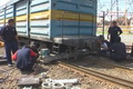 Kereta barang di Stasiun Balapan keluar rel