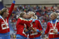 Atlet atletik Rusia ciuman di podium