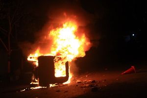 Pilkada Probolinggo rusuh, massa bakar mobil polisi