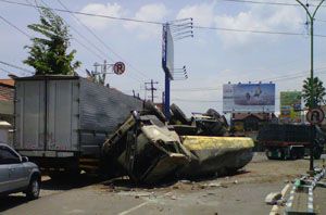 Truk tangki tabrakan karambol di Pasuruan, 2 tewas