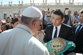 Martinez pamer sabuk WBC kepada Paus Francis