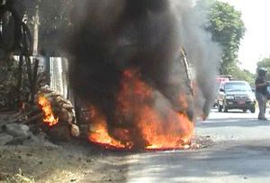 Diduga korsleting, minibus terbakar di Jalan Raya Jombang