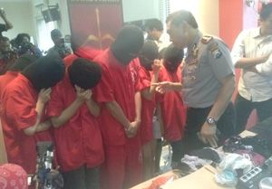 Pesta tarian bugil di Surabaya digerebek polisi