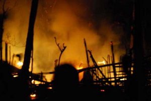 Kebakaran hutan di Malili meluas nyaris ke pemukiman penduduk