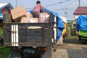 4 truk berisi pakaian bekas dari Malaysia diamankan