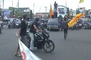 Buruh blokir Jalan Jombang - Surabaya