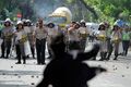 Polisi dan warga bentrok di Makassar