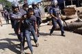Polisi dan buruh garmen Bangladesh bentrok