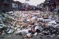 Warga blokade jalan Kota Garut dengan sampah