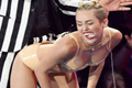 Podolski tergoda aksi seronok Miley Cyrus