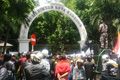 Balai Kota Bandung dikepung buruh & PKL