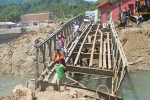 Jembatan darurat Rangas ambruk