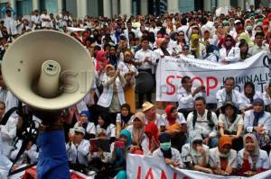 Ikut demo, ribuan dokter di Makassar mogok kerja