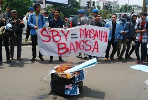 Sambut SBY, mahasiswa bakar 3 bendera asing