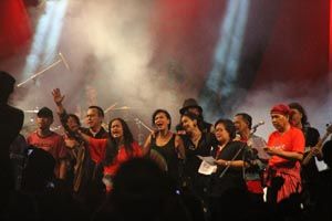 Seniman banjiri konser Tribute to Gombloh di Surabaya