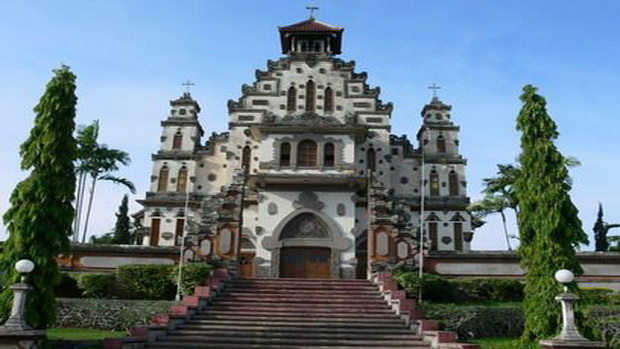 Sentuhan budaya Bali di Gereja Palasari