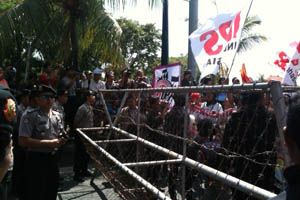 Barikade polisi hadang massa demo tolak WTO