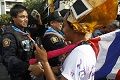 Polisi Bangkok mundur, demonstran berikan mawar
