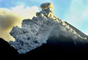 Gunung Merapi keluarkan asap solfatara putih