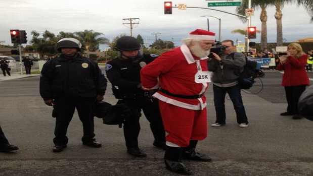 Polisi tangkap Santa Claus pendemo Walmart