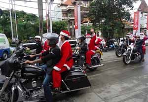 20 Sinterklas ber-moge hebohkan Natal di Bali