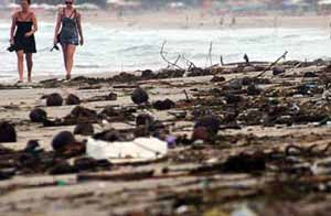 Sampah menggunung di Pantai Kuta Bali