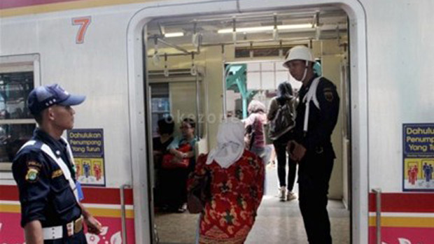 20.000 orang pulang naik KRL