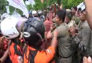 Demo THM, Pemuda Pancasila bentrok dengan Satpol PP