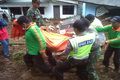 Ratusan personel TNI AD & Polri evakuasi korban longsor