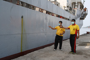 Muatan kimia berbahaya bocor, Kapal Caraka Niaga diusir