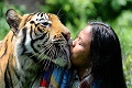 Pasangan pria Indonesia & harimau ini diulas media Inggris