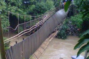 Jembatan terbalik, 50 orang hanyut di Sungai Cibanten