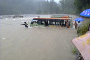 Banjir NTT hanyutkan bus berpenumpang 30 orang
