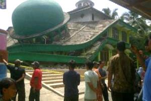 Masjid roboh diguncang gempa Kebumen