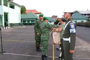 Oknum TNI ini dipermalukan di depan teman-temannya