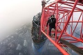 Tembus awan, dua ninja panjat gedung tertinggi China