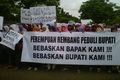 Ratusan ibu-ibu minta Bupati Rembang dibebaskan