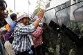 Polisi Thailand tangkap 100 demonstran musuh Yingluck