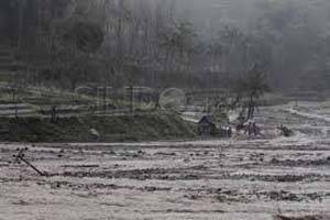 Banjir lahar Kelud, 312 warga masih terjebak