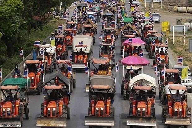 Petani Thailand demo menggunakan traktor