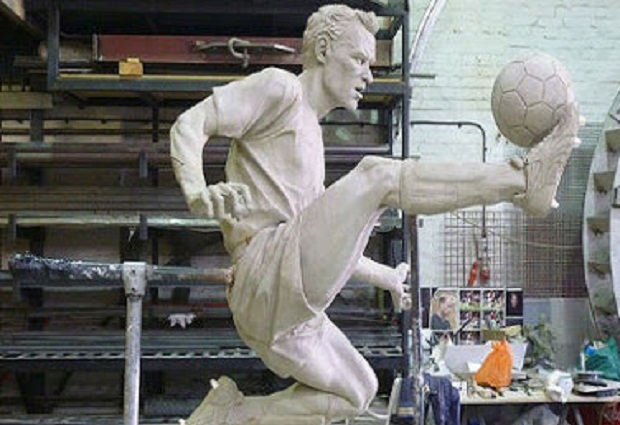 Akhir pekan, Arsenal resmikan patung Bergkamp